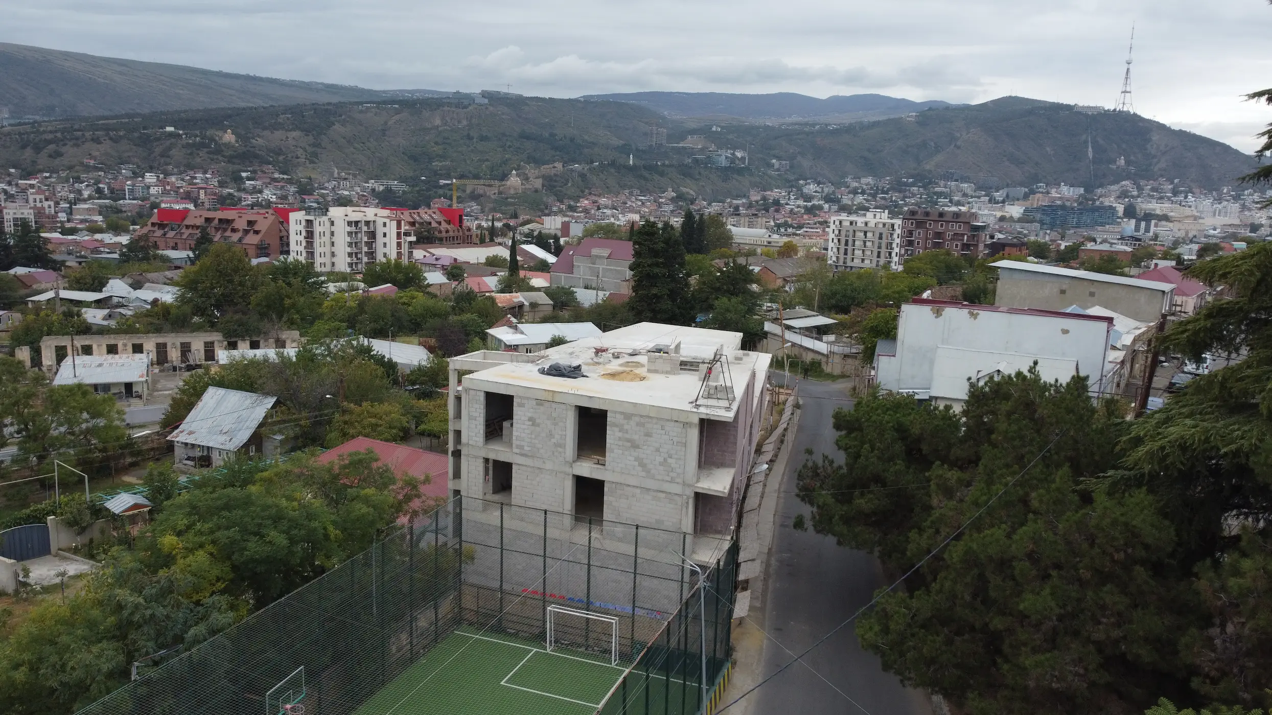 Existing Avlabari development within its surrounding Tbilisi urban context